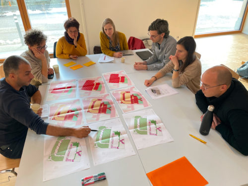 Treffen einer Gruppe von Akteuren in Waadt, darunter Gemeindevertreter/innen aus der Region Morges, Vertreter/innen der Kantone Waadt (DGE, DGTL, DGAV) und Freiburg (SEn) sowie der Fachhochschulen (HEIG-VD, HEPIA-GE, HEIA-FR), für den letzten Workshop der Phase 2 des Pilotprojekts IQSols.