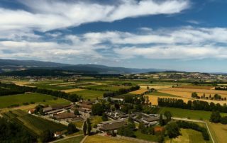 Luftaufnahme der Strafanstalt Witzwil im Kanton Bern im Rahmen eines neuen Pilotprojekts für BodenQI.
